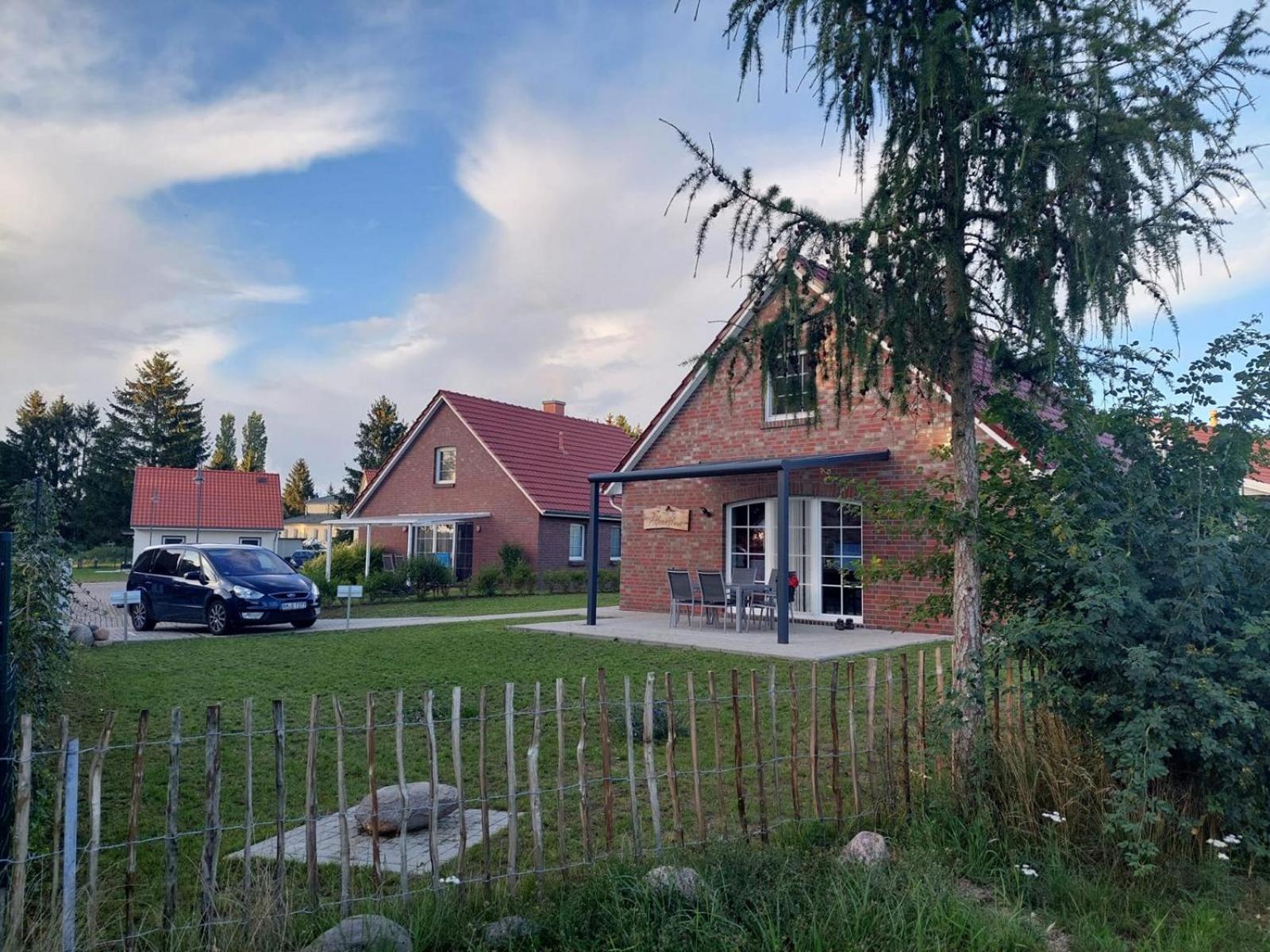 Alleenhuus Warin Exteriér fotografie